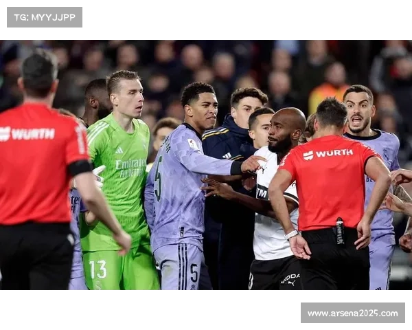 VAR判罚尺度统一争议，欧冠裁判培训制度受关注